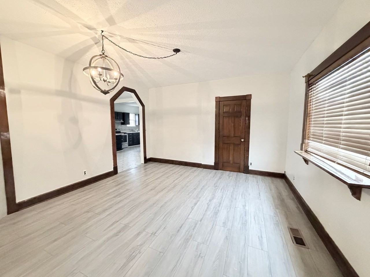 5639 Greenfield Ave - Photo 7 of 24