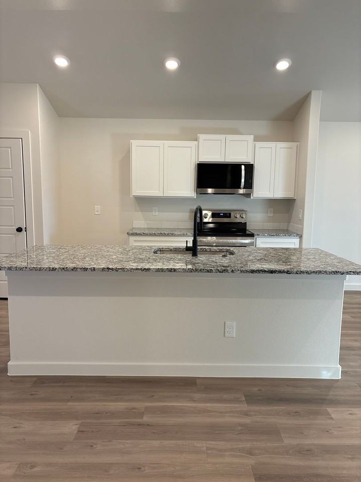 2513 Kenwood Ave - Photo 3 of 10