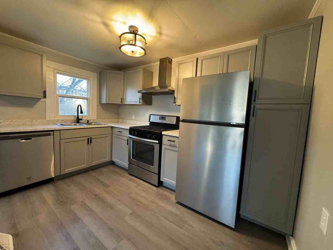 123 Lincoln St - Photo 4 of 15