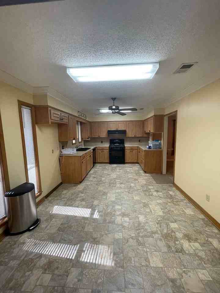 450 Wynnewood Dr - Photo 5 of 19