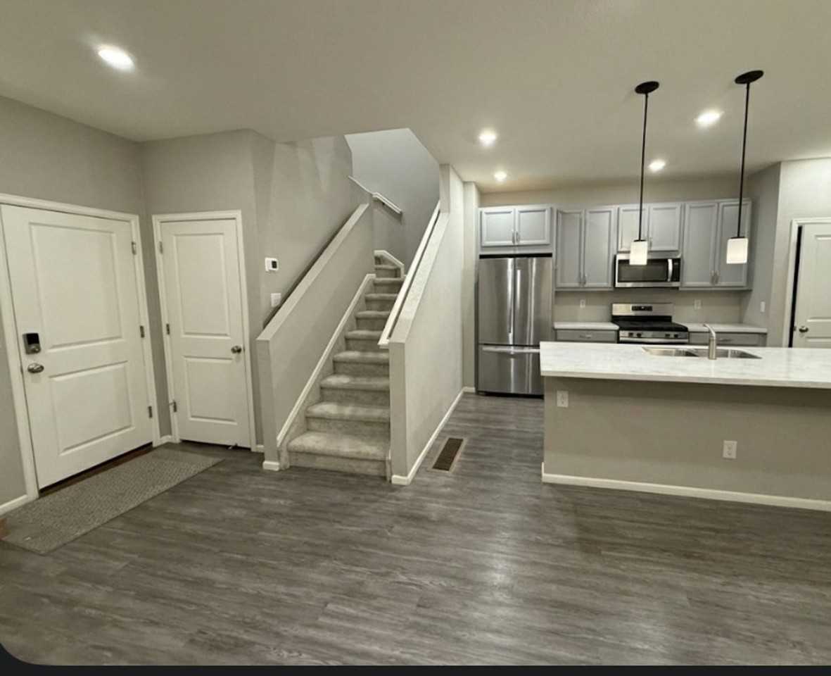 21932 E Radcliff Cir - Photo 4 of 18