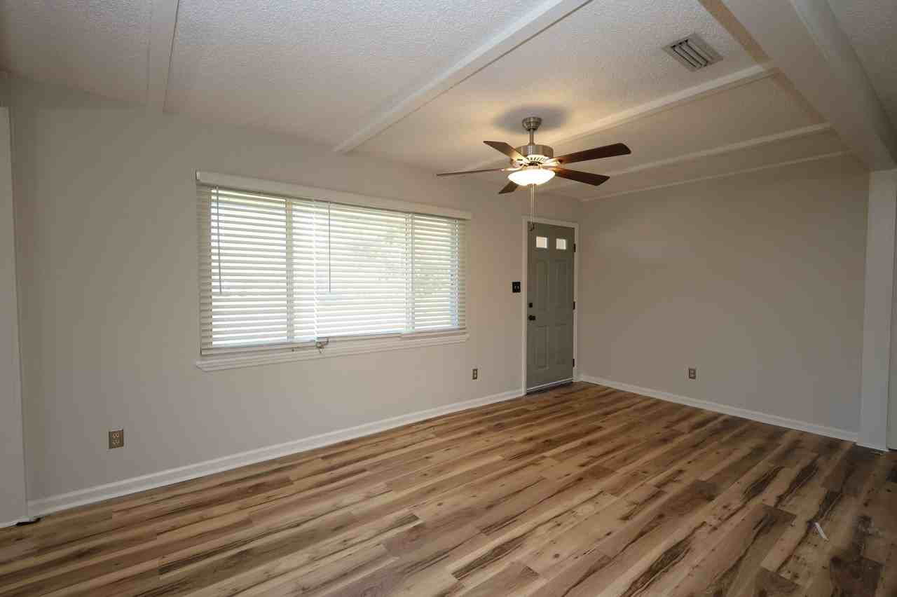 282 Parkview Cir - Photo 2 of 14