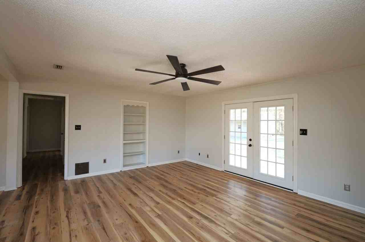 282 Parkview Cir - Photo 3 of 14