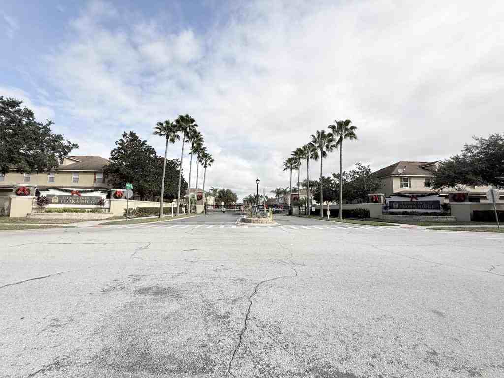 2983 Ashland Ln S - Photo 3 of 50