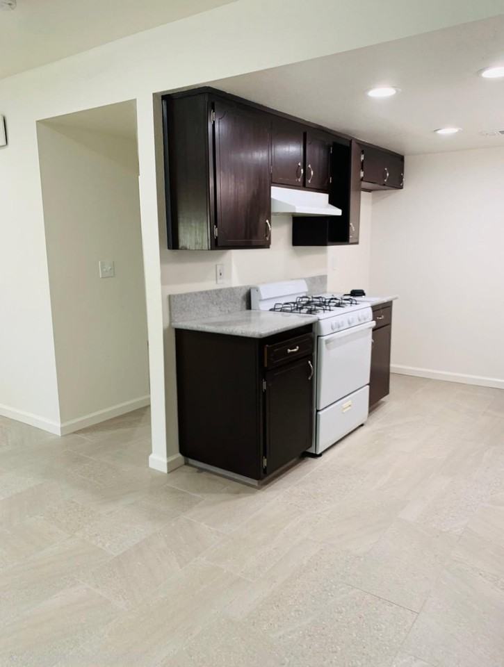 401 W Goshen Ave #B - Photo 3 of 14