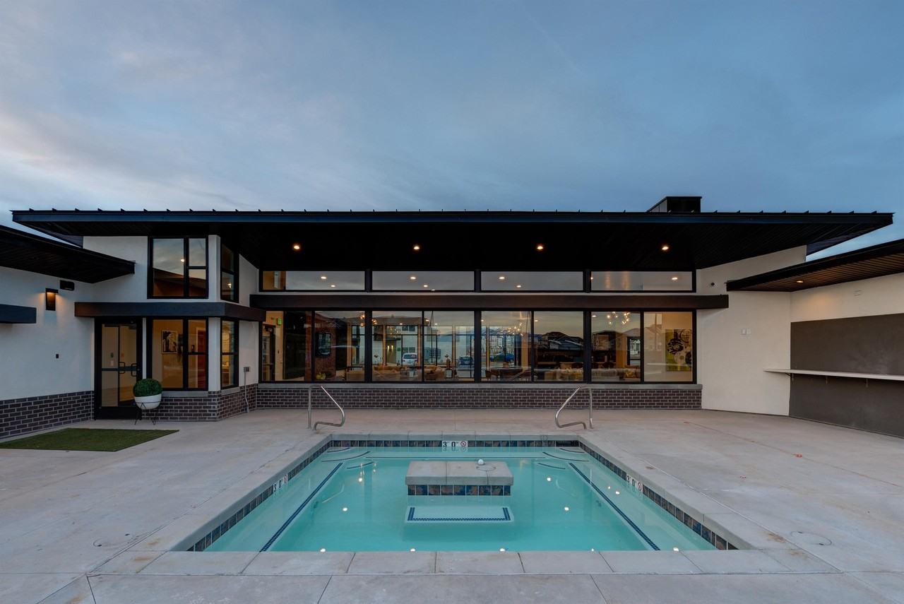 594 En #303 - Photo 2 of 9