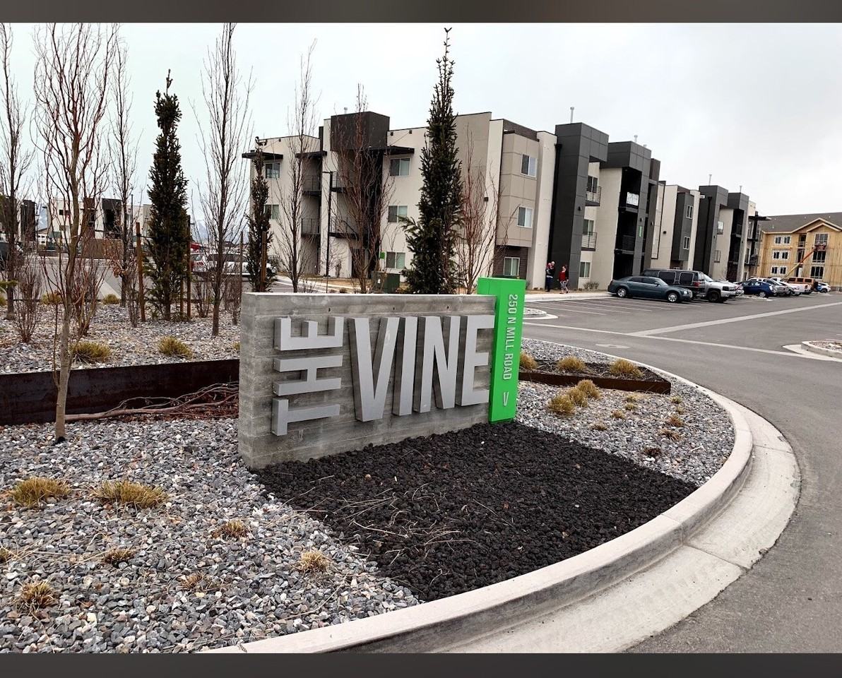 594 En #302 - Photo 2 of 16