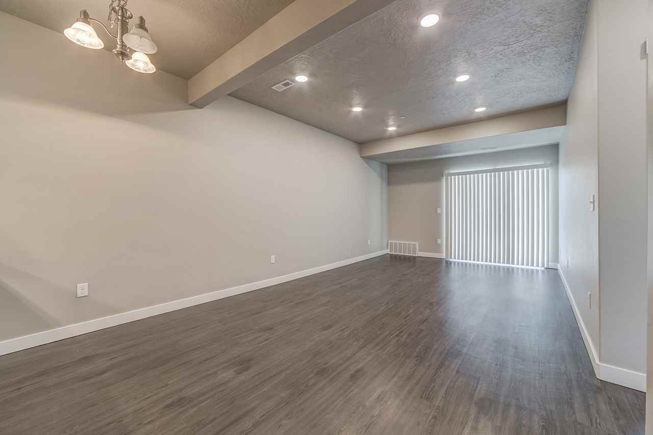 556 En #305 - Photo 3 of 11