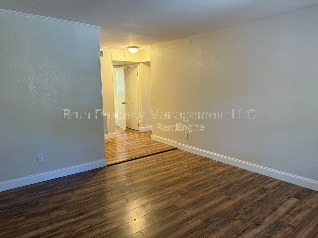 5540 N Broadway St #18 - Photo 3 of 20