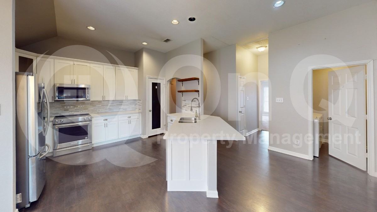 6201 Grantham Dr - Photo 4 of 17