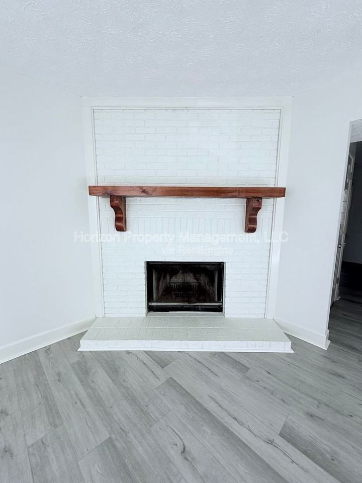 4071 Hidden Hollow Dr #B - Photo 4 of 14