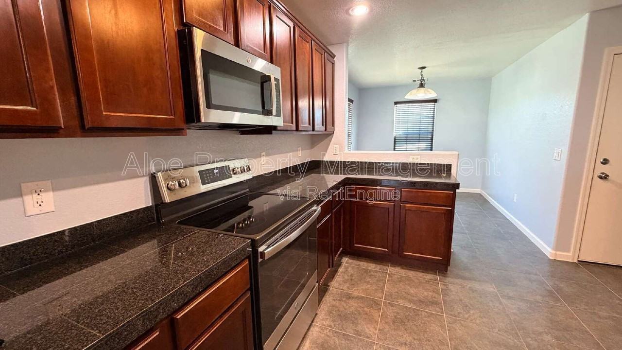 36532 W Barcelona Ln - Photo 5 of 22