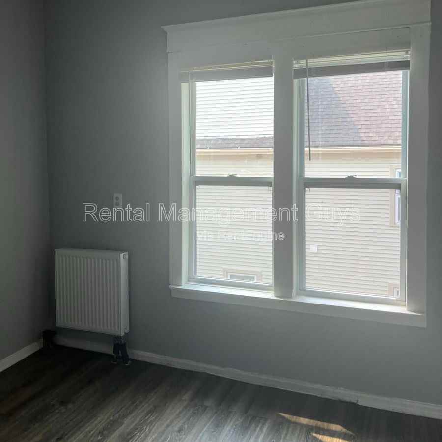 1015 Humboldt Ave N #2 - Photo 7 of 9