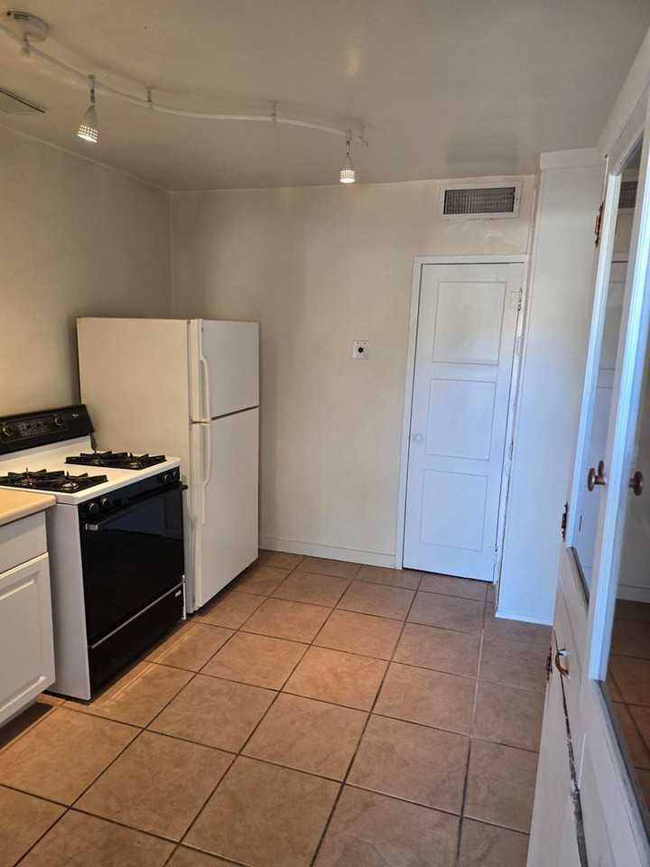 3556 E Fairmount St - Photo 3 of 9