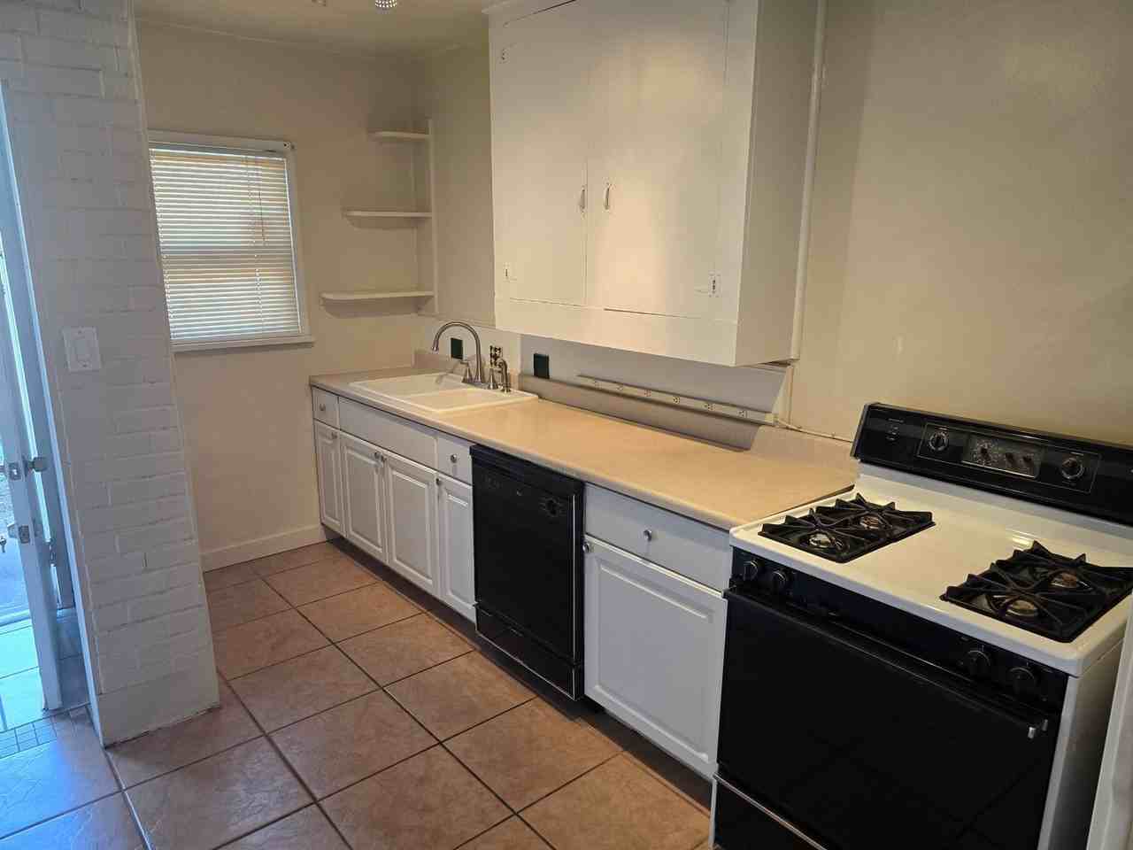 3556 E Fairmount St - Photo 5 of 9