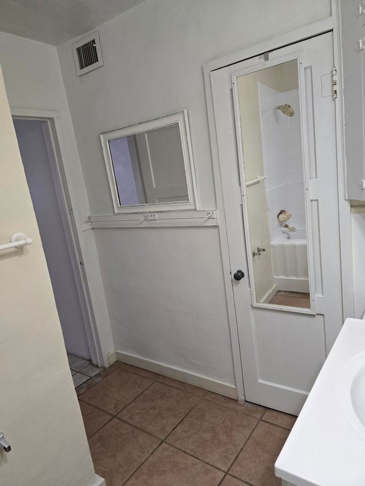 3556 E Fairmount St - Photo 7 of 9