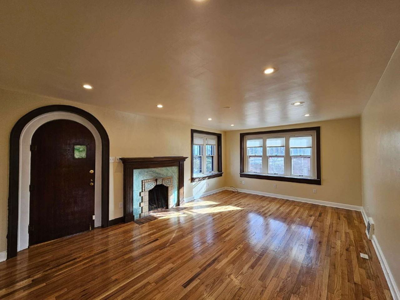 1401 Roslyn St - Photo 5 of 22