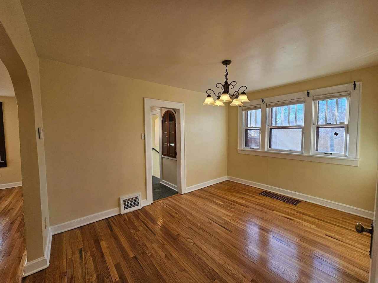 1401 Roslyn St - Photo 6 of 22