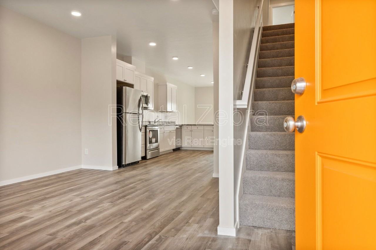 1682 Sw Salmon Ave - Photo 2 of 29