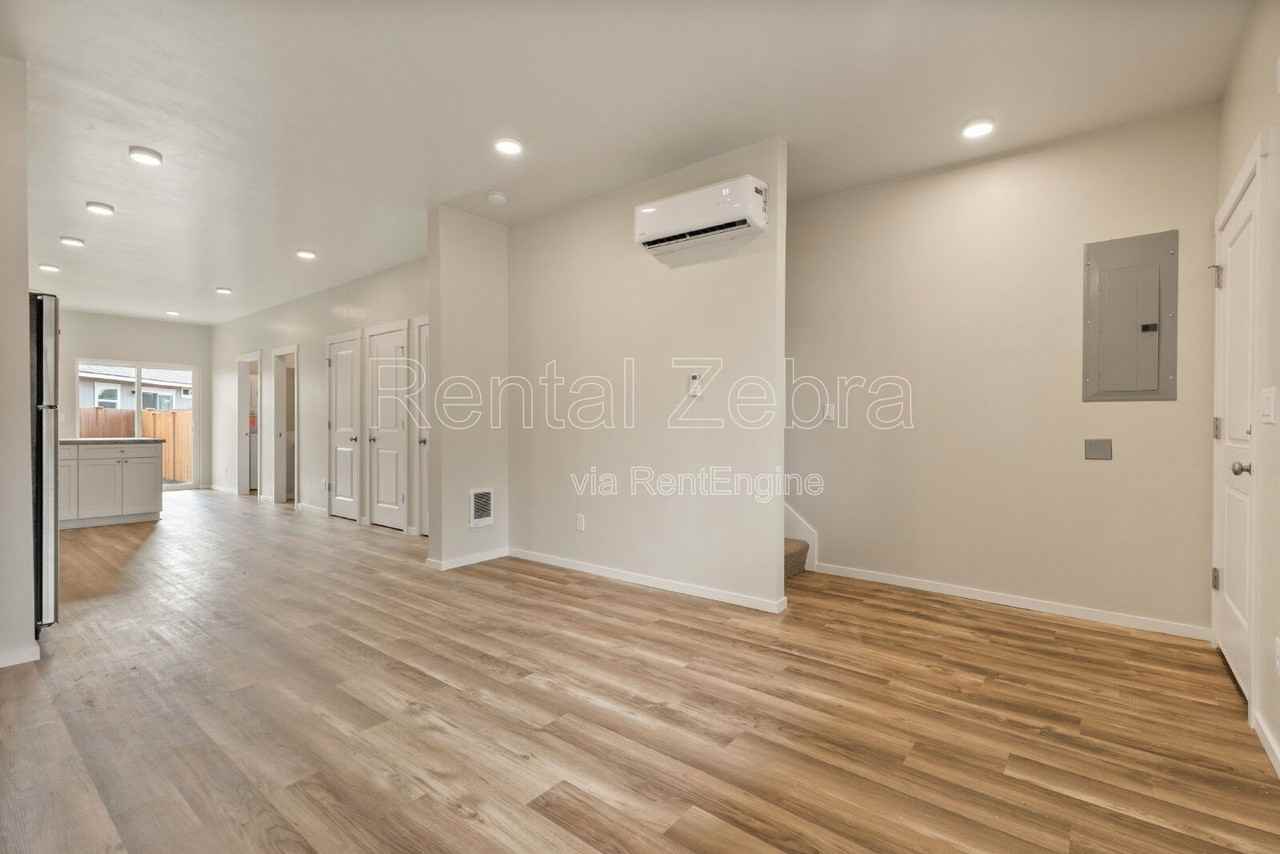 1682 Sw Salmon Ave - Photo 4 of 29