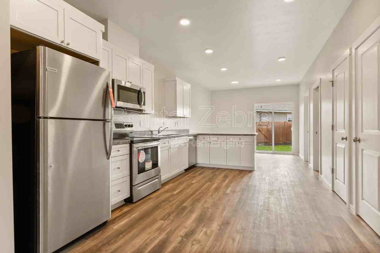 1682 Sw Salmon Ave - Photo 5 of 29