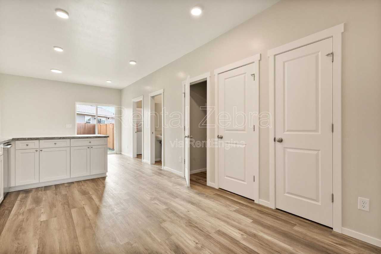 1682 Sw Salmon Ave - Photo 6 of 29