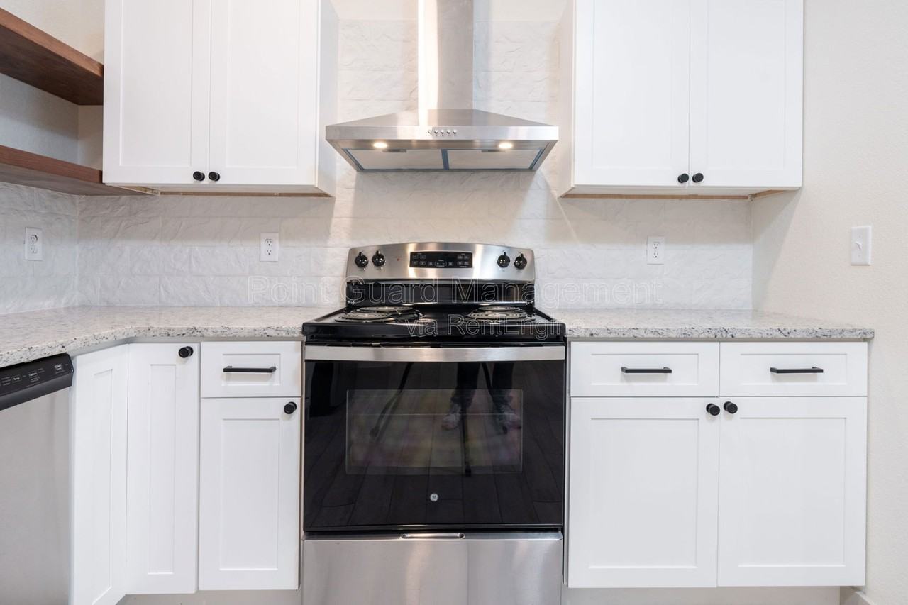 1230 N Greenwich Rd #2105 - Photo 7 of 28