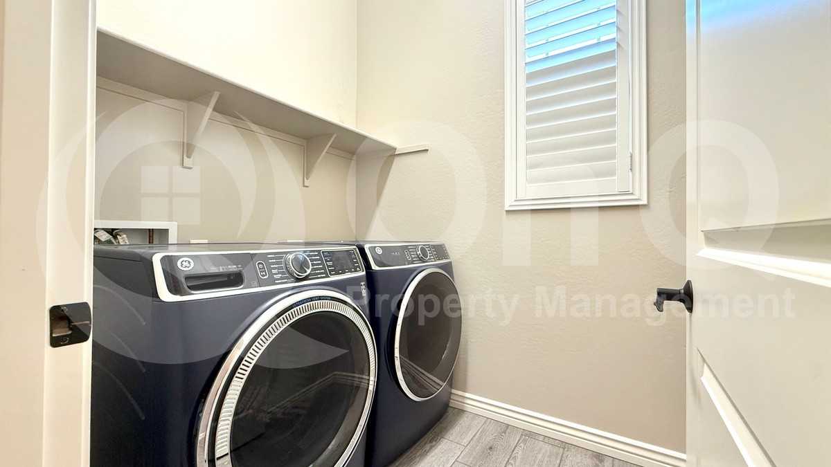 3507 E Robin Ln - Photo 2 of 12