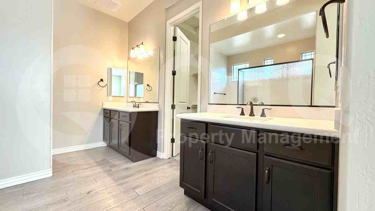 3507 E Robin Ln - Photo 3 of 12