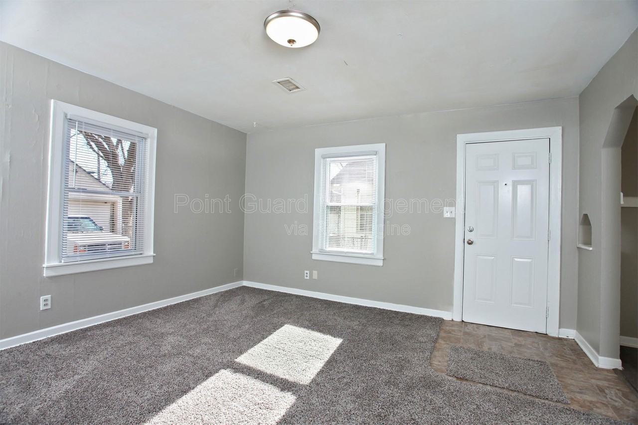 2006 S Emporia Ave - Photo 2 of 9