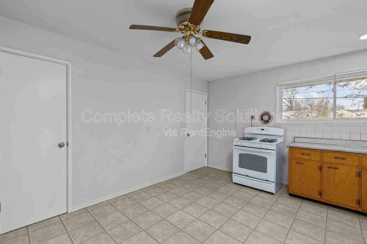 11809 Bridgevale Ave - Photo 6 of 26