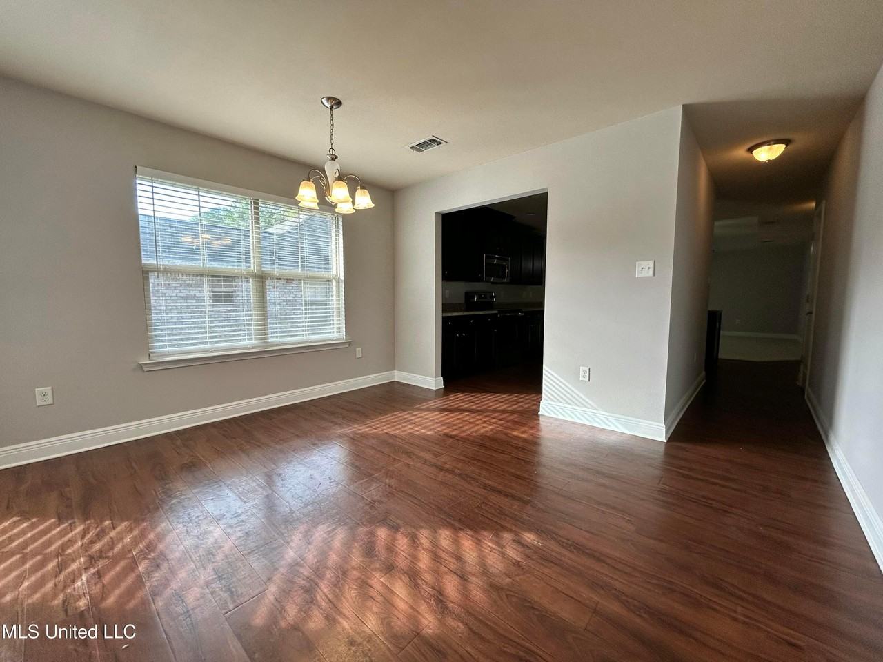 10604 Roundhill Dr - Photo 4 of 20