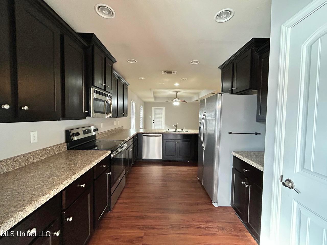 10604 Roundhill Dr - Photo 6 of 20