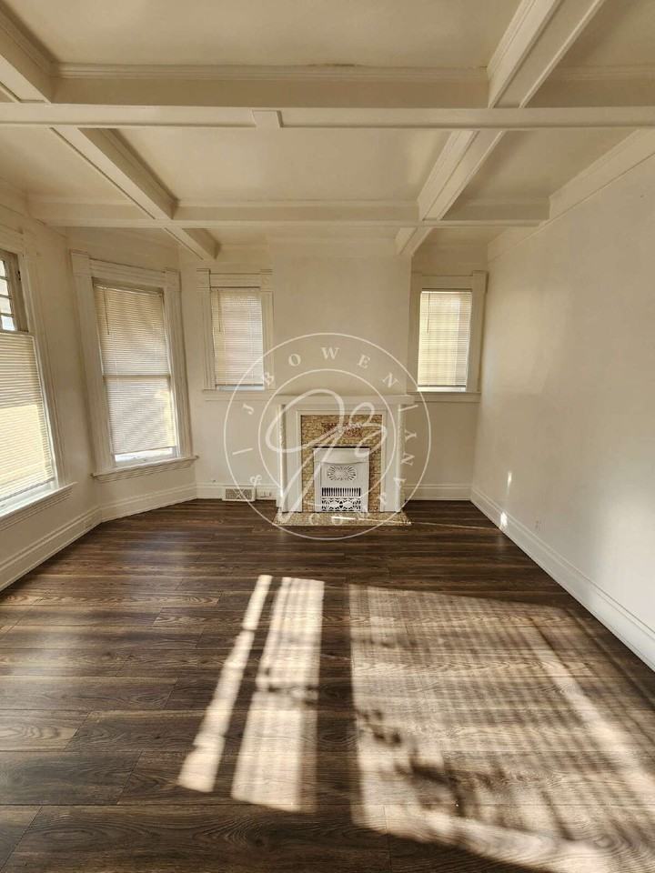 1304 Broadway St - Photo 3 of 7