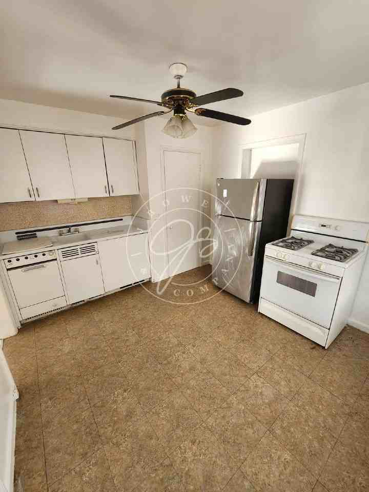 1304 Broadway St - Photo 4 of 7