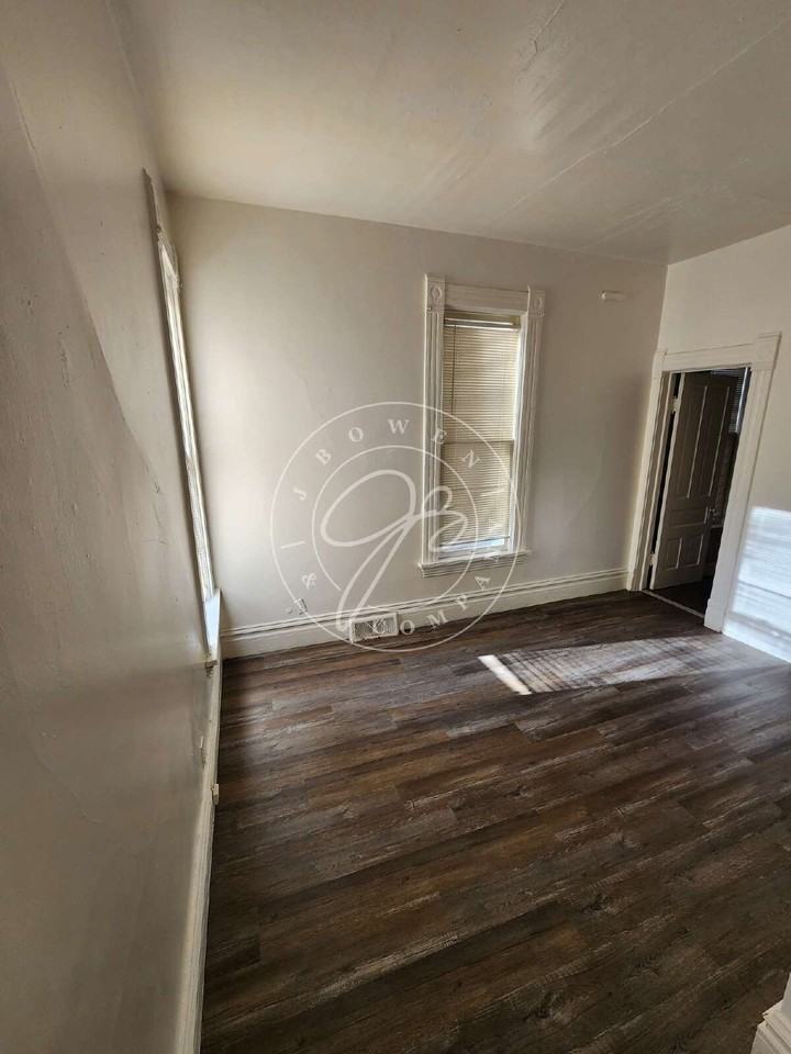 1304 Broadway St - Photo 5 of 7