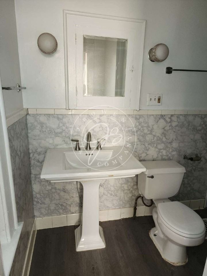 1304 Broadway St - Photo 6 of 7