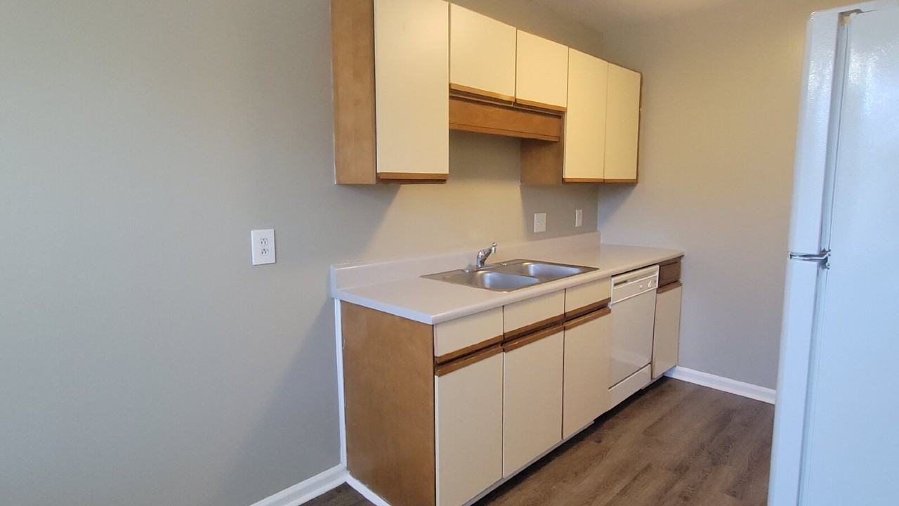 4421 Bonnell Dr Nw #7 - Photo 3 of 12