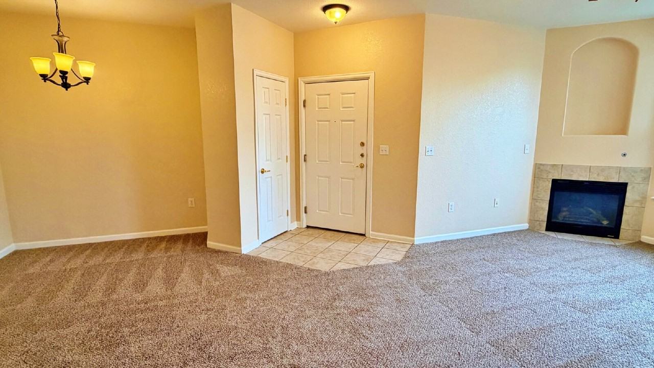 5704 N Gibralter Way - Photo 3 of 22