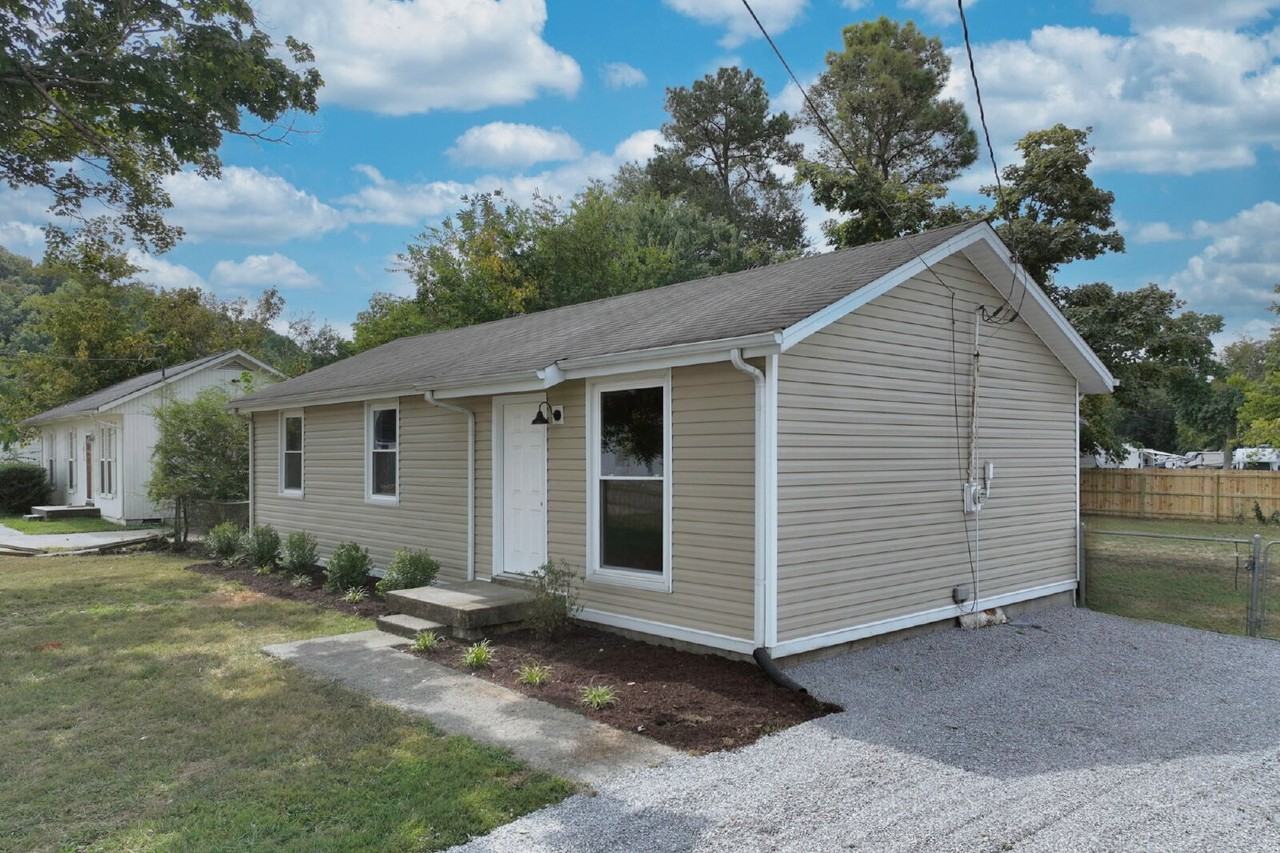 1015 Slaters Creek Rd - Photo 2 of 38