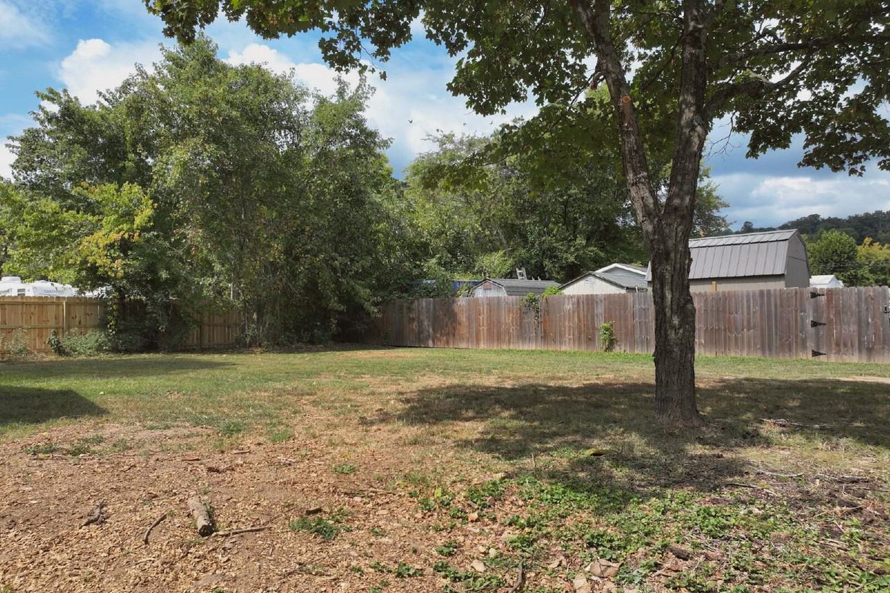 1015 Slaters Creek Rd - Photo 5 of 38