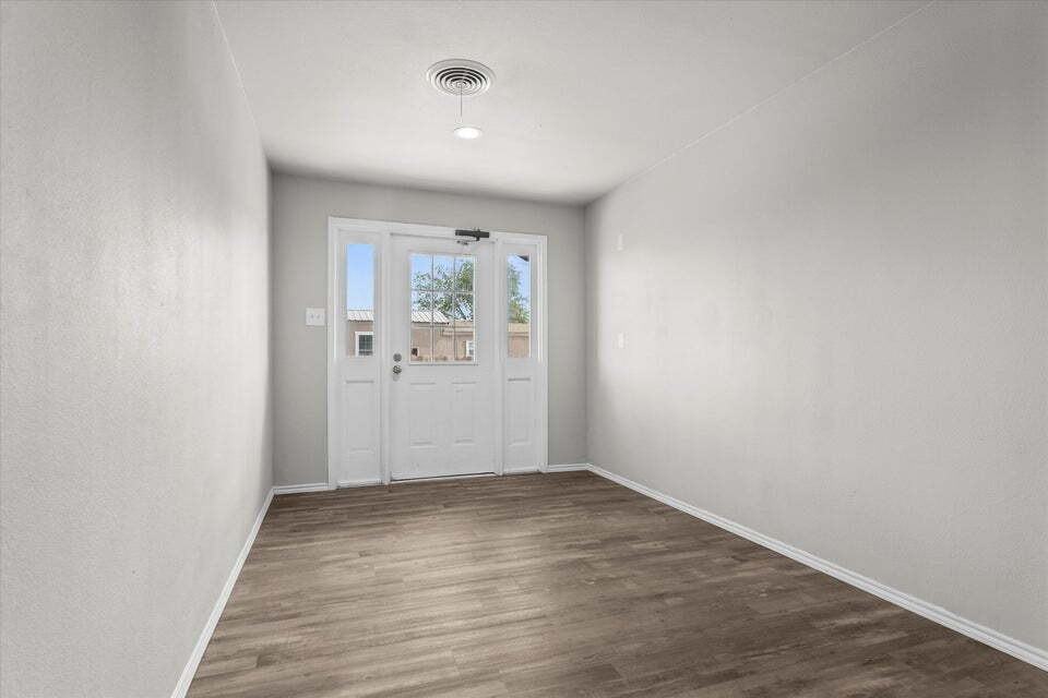 327 Hiracheta Dr - Photo 4 of 26