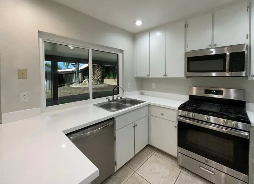 22257 Emerald St - Photo 3 of 22