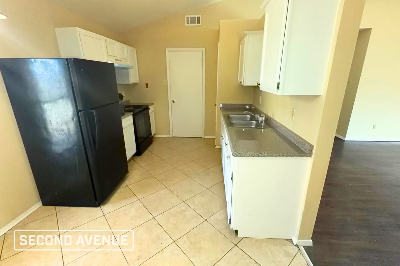 5775 Ashridge Pl - Photo 4 of 19