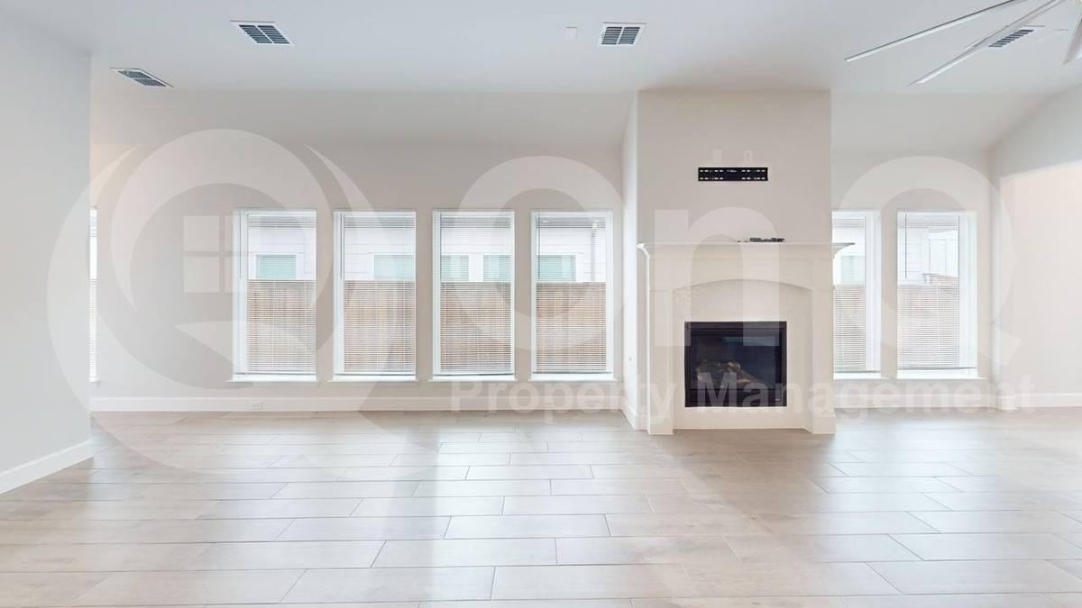 2133 Eastus Ln - Photo 6 of 10