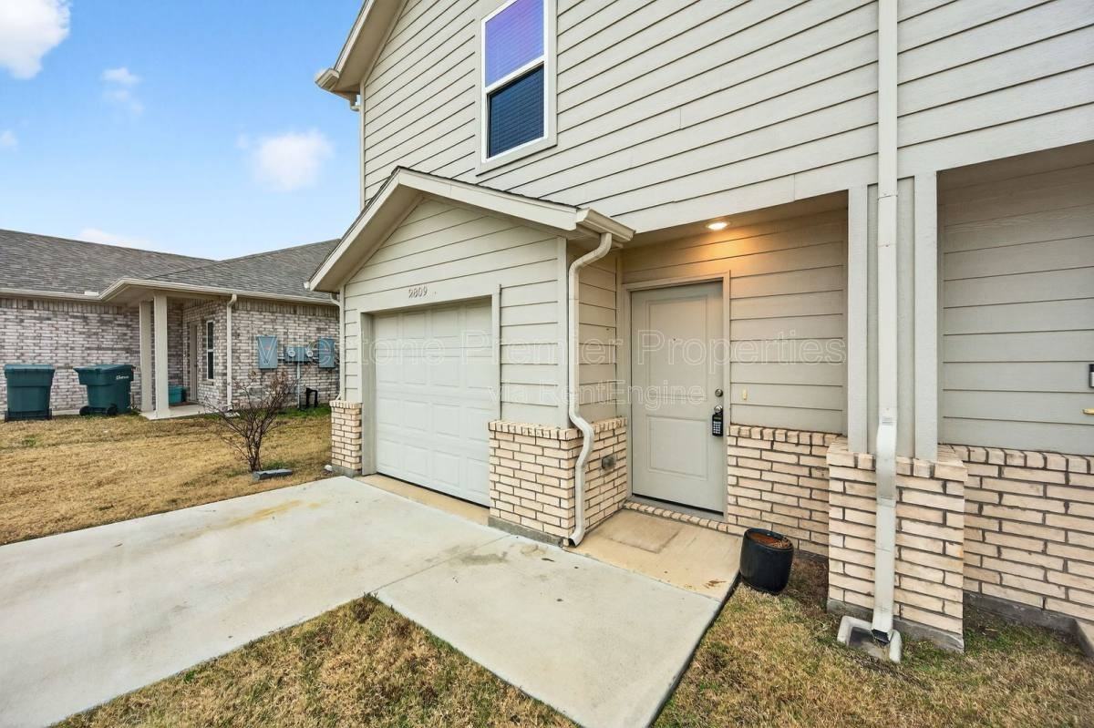 2809 Peony Dr #1 - Photo 3 of 10