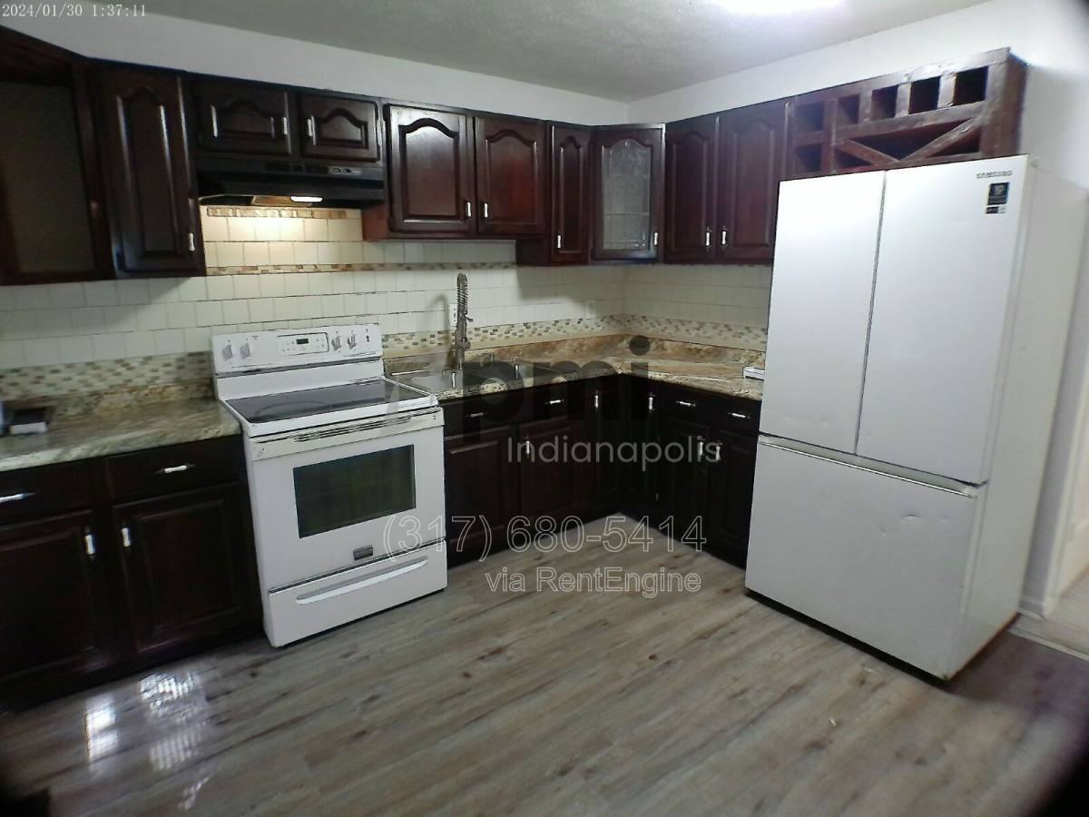 1061 W 33rd St - Photo 3 of 9