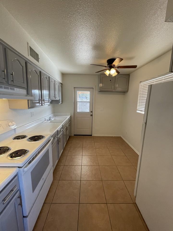 1520 W 5th St - Photo 5 of 10