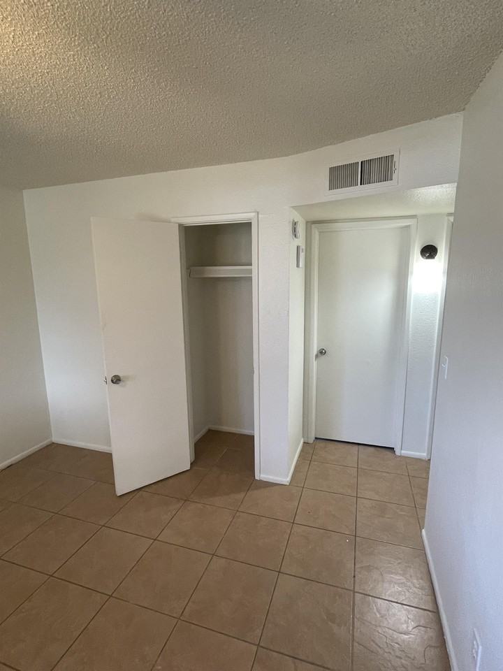 1520 W 5th St - Photo 6 of 10