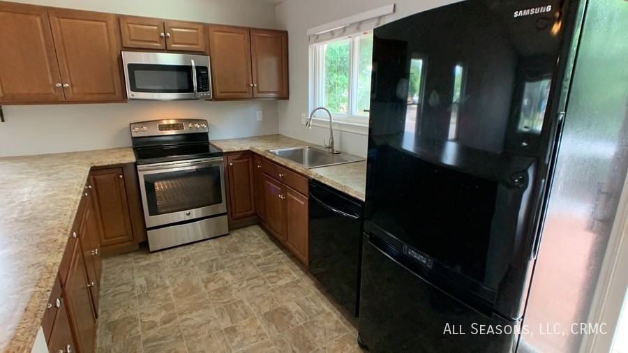 210 Wallace St - Photo 4 of 15